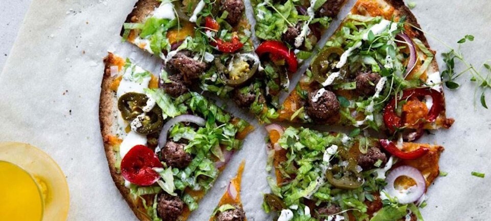 Tortillapizza med cheddar, spicy kødboller og salat