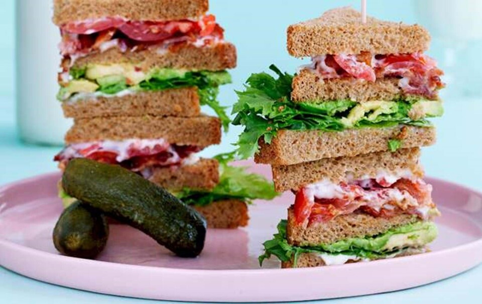 Opskrift på BLTA- sandwich med avocado og peberrodsmayo