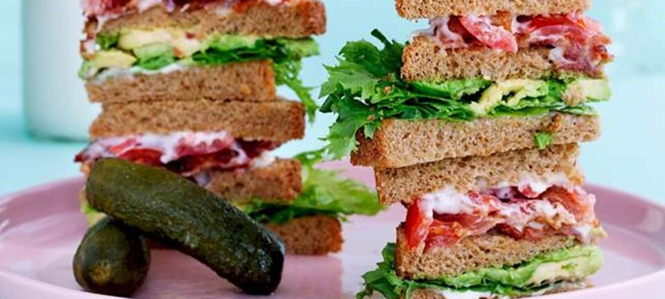 BLTA- sandwich med avocado og peberrodsmayo