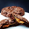 Chokoladecookies med karamelkerne