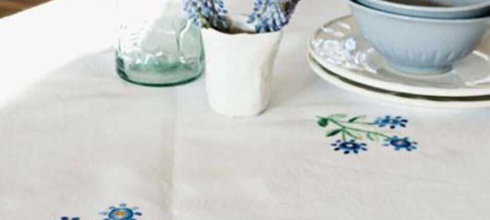 Sød broderet dug med blå blomster