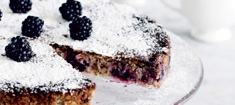 Hvid chokoladekage med brombær