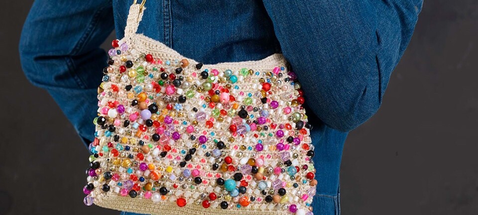 Hæklet smuk skuldertaske med glitrende perler