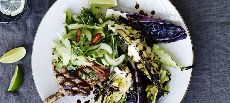 Spicy, grillede svinekoteletter med kål