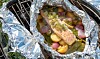 Grillet laks i folie med grøntsager