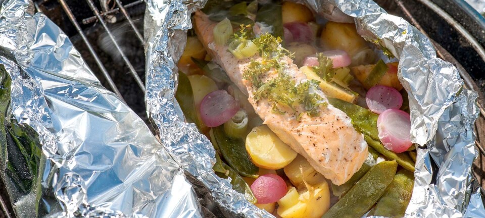 Grillet laks i folie med grøntsager