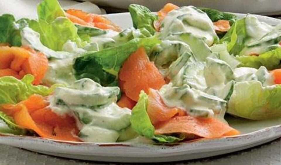 Røget laks med agurkesalat
