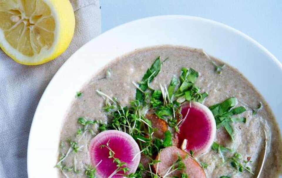 Grov jordskoksuppe med røget torskerogn, karse, radiser og citron
