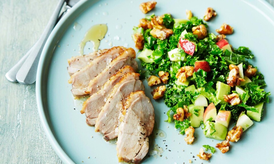 Andebryst med grønkåls-avocadosalat