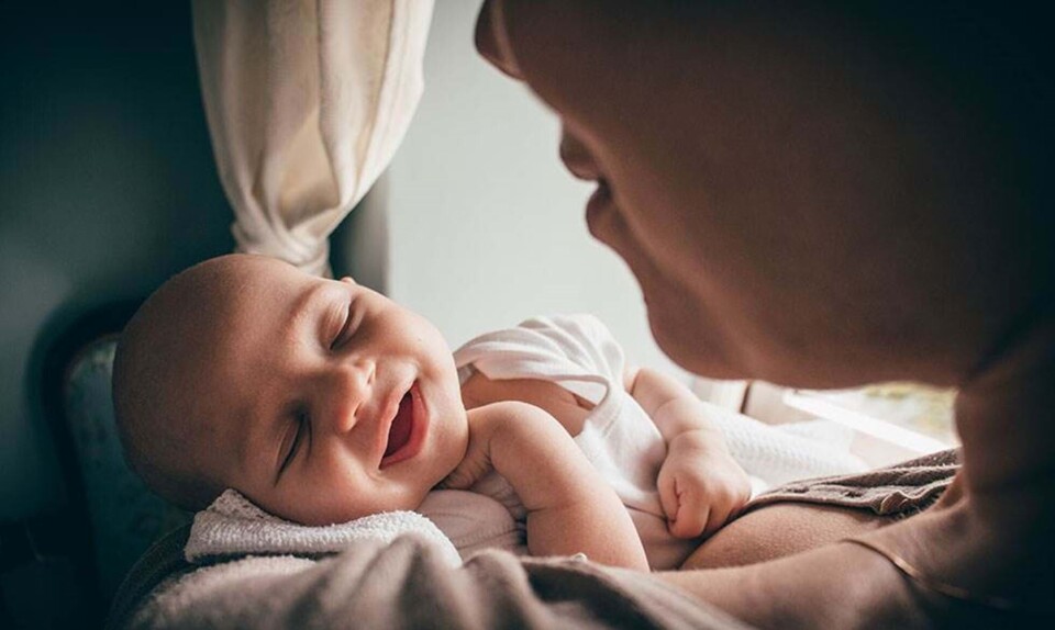 Derfor skal din baby have kys og kram