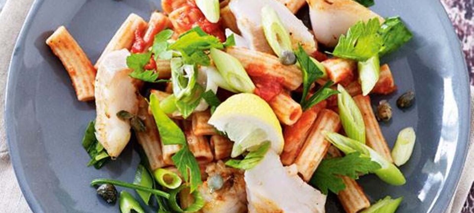 Pasta med sej og krydret tomatsauce