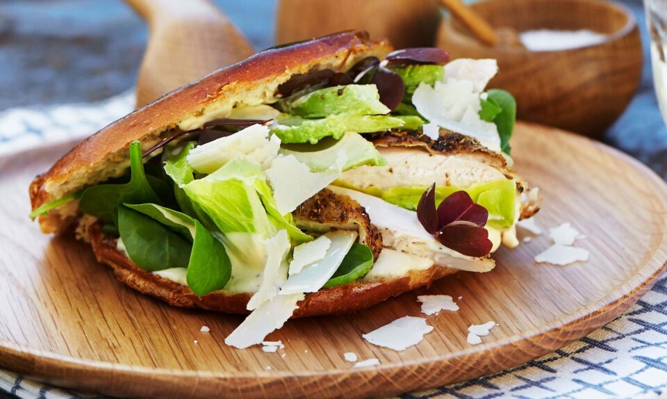 Cæsar-burger: Skøn burger med kylling og parmesan