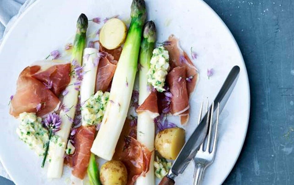Se, hvordan du laver hvide asparges med tørret skinke, nye kartofler og boznersauce