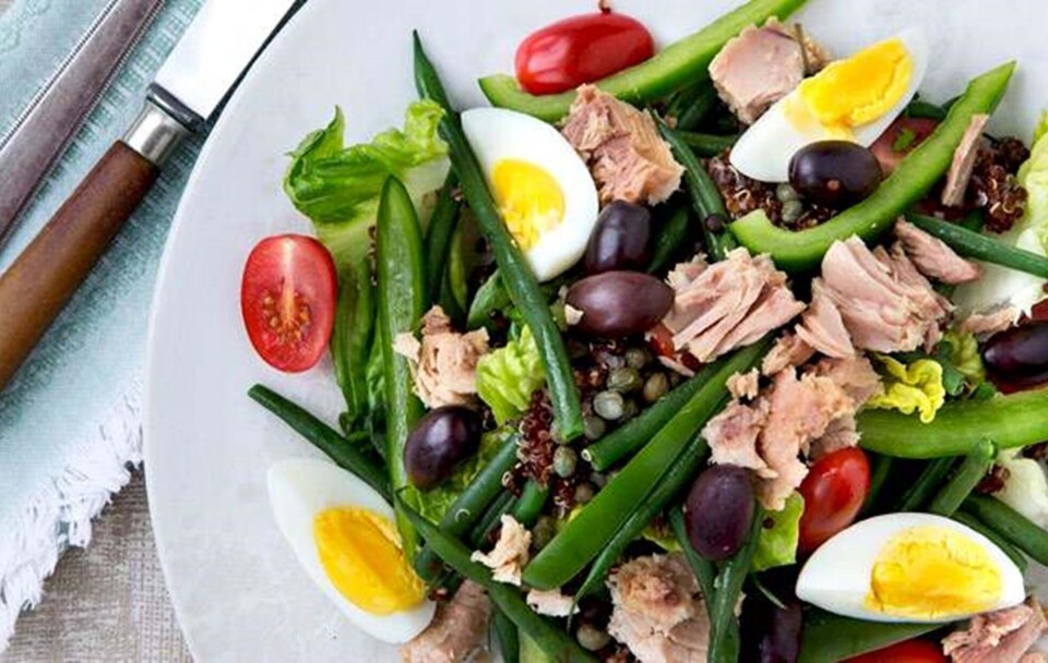 ”Salade nicoise” med sort quinoa, grillet tun og haricots verts
