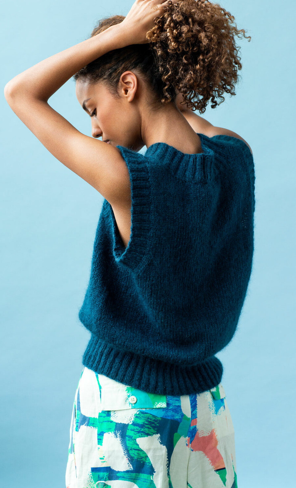 Vest med dyb V-hals strikkeopskrift.