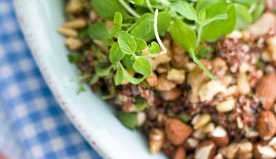 Opskrift på quinoa med krydderurter og blandede nødder