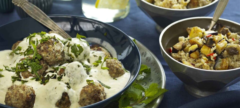 Lammefrikadeller med myntesovs og rispilaf med aubergine