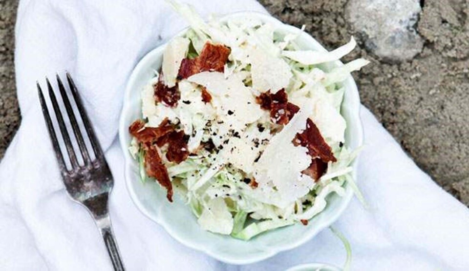 Sommersalat opskrift med hvidkål og bacon