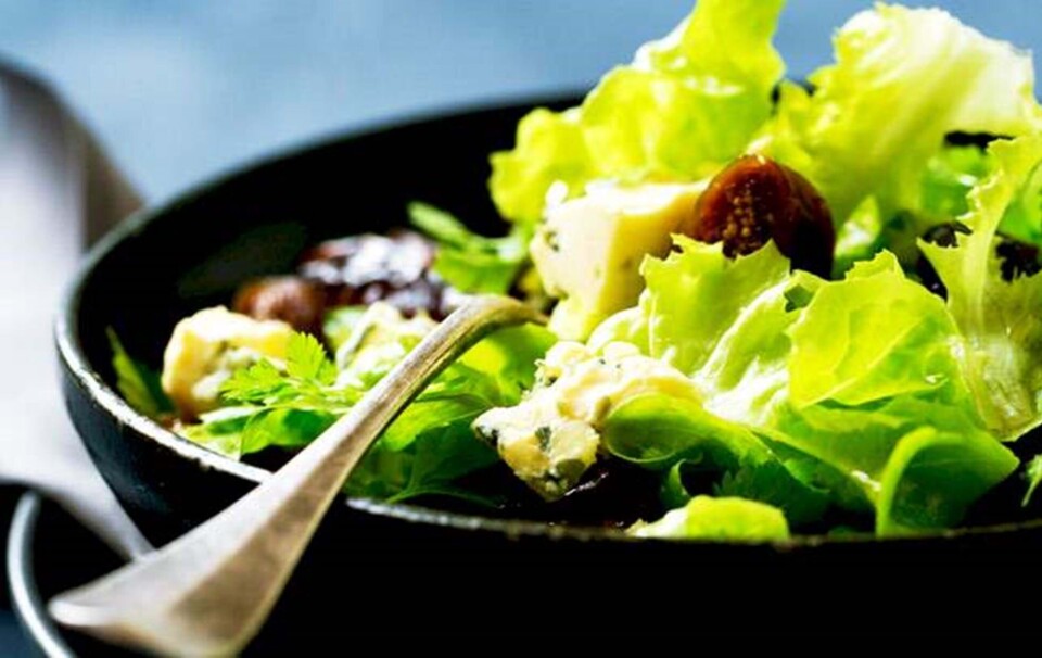 Salat med blåost, tørret frugt og nødder