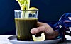 Sådan laver du sund juice med peberfugt, bladselleri og spinat