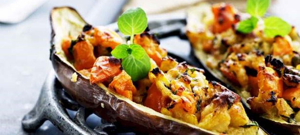 Auberginer fyldt med tomater, hvidløg, mynte og pecorino-ost