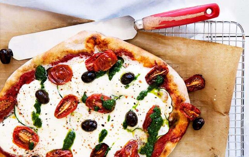 Squashpizza med mozzarella, chili, tomat og pesto