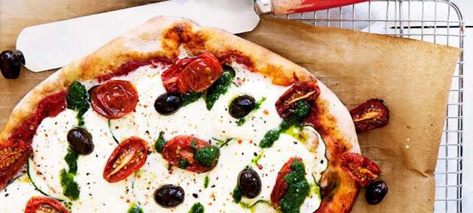 Squashpizza med mozzarella, chili, tomat og pesto