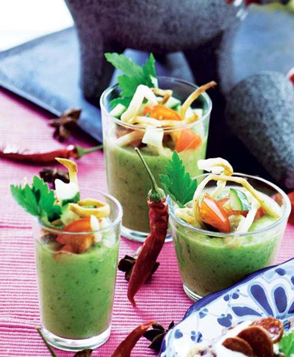 Avocado-agurke-suppe med sprødstegt tortilla