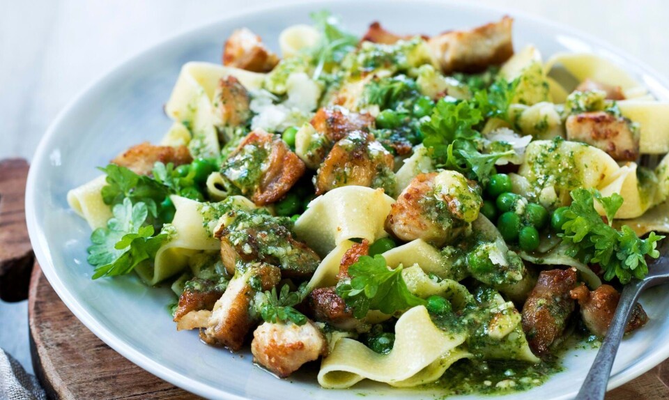 Pasta med kylling, ærter og persillepesto