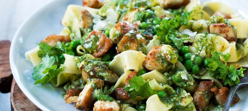 Pasta med kylling, ærter og persillepesto