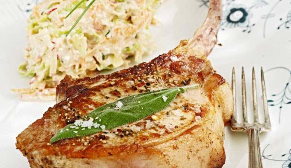 Opskrift på svinekotelet med salvie og sommercoleslaw