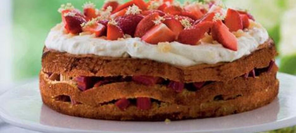 Lagkage med rabarber og jordbær