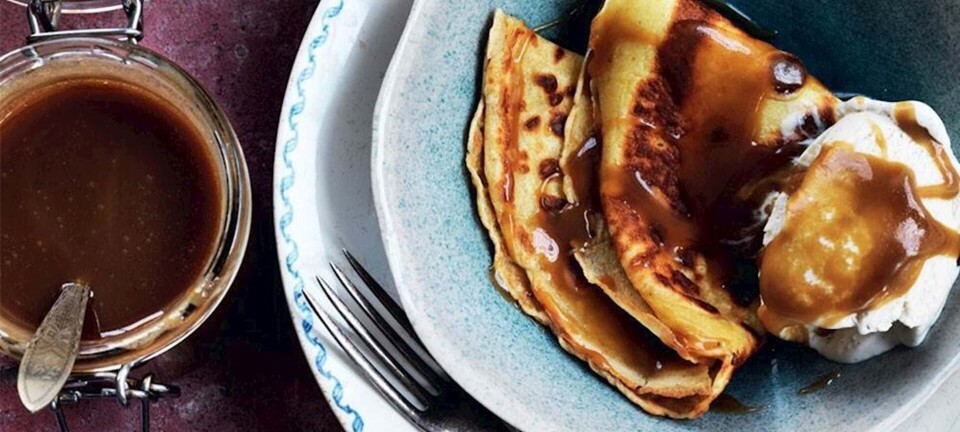 Bananpandekager med vaniljeis og butterscotch sauce