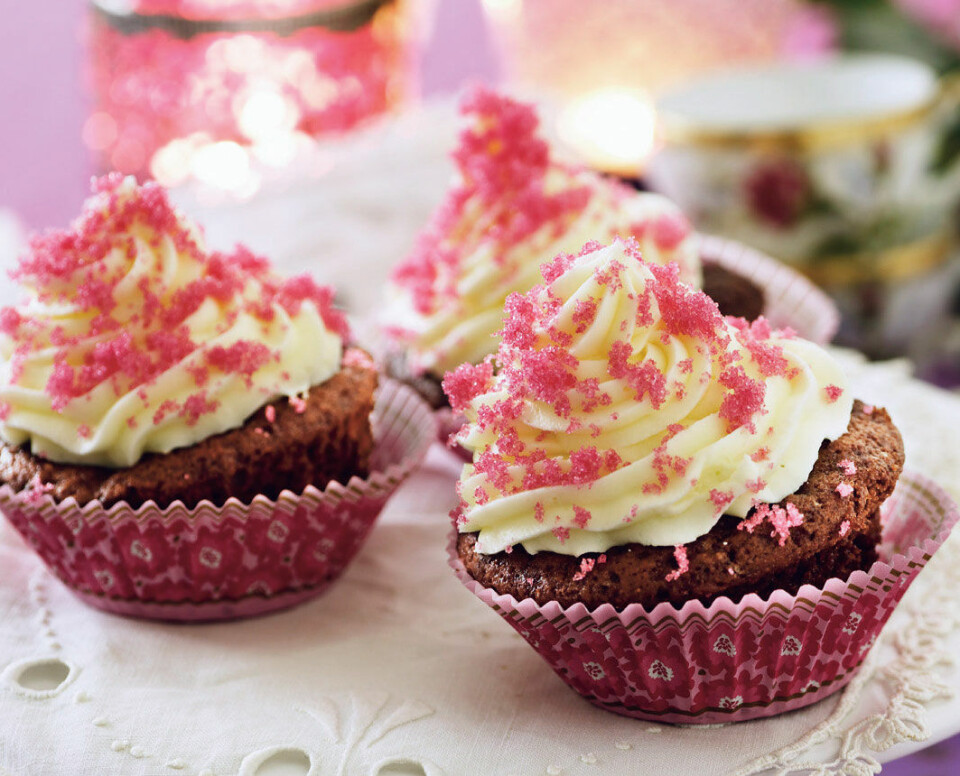 Red velvet cupcakes: Sådan bager du de flotte røde cupcakes