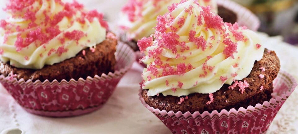 Red velvet cupcakes: Sådan bager du de flotte røde cupcakes