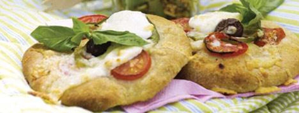 Portionspizzaer med grønsager og mozzarella
