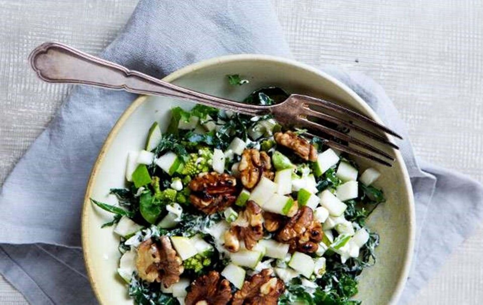 Kålsalat med pærer, valnødder og mormordressing