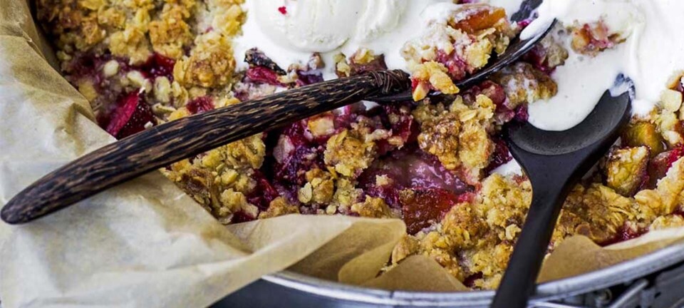 Skøn sommercrumble med nektariner, jordbær & hindbær