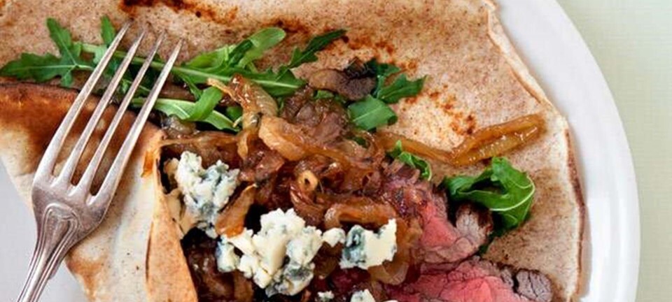 Fuldkornspandekager med flanksteak, bløde løg og blåskimmel