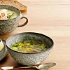 Klar oksekødssuppe med urter og kogt oksebryst