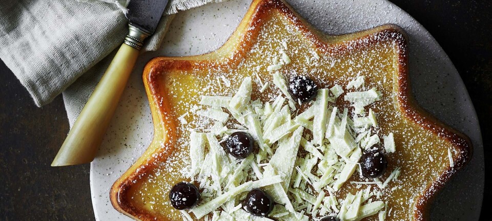 Lækker, hvid chokoladekage med Amarenakirsebær