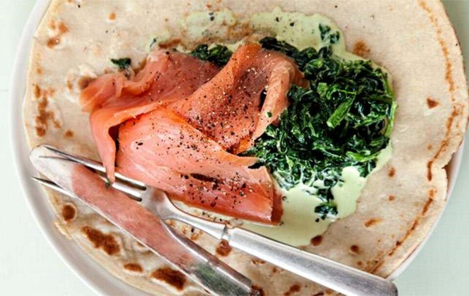 Boghvedepandekager med røget laks og flødestuvet spinat