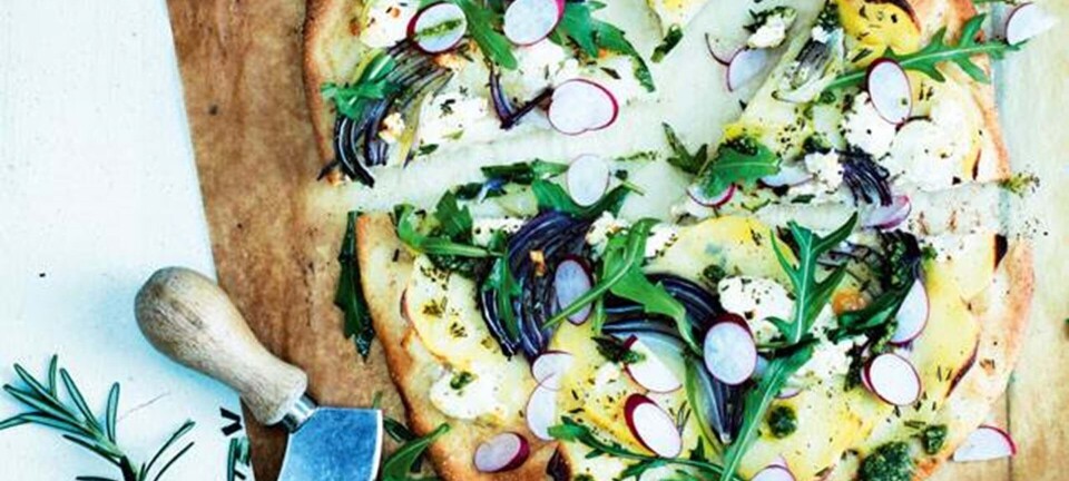 Sommerpizza med kartofler, gedeost og radiser