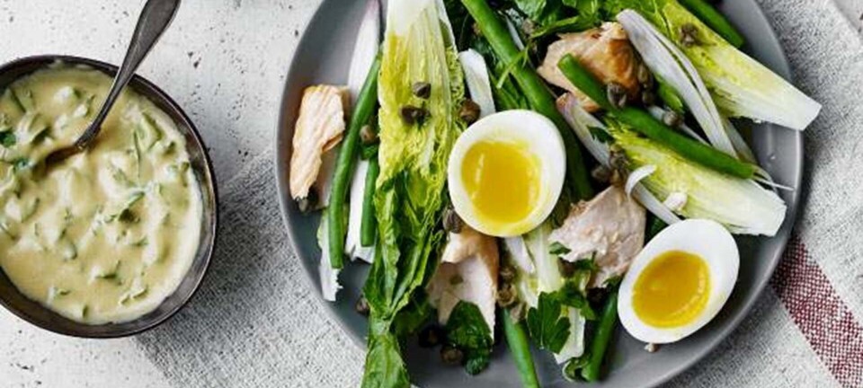 Sprød salat med bagt laks