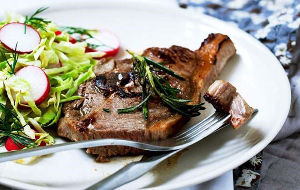 Opskrift på lammekoteletter med spidskålsalat