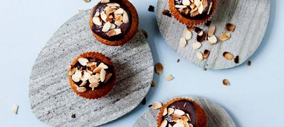 Cupcakes med ingefær, mørk chokolade-creme og ristede mandler