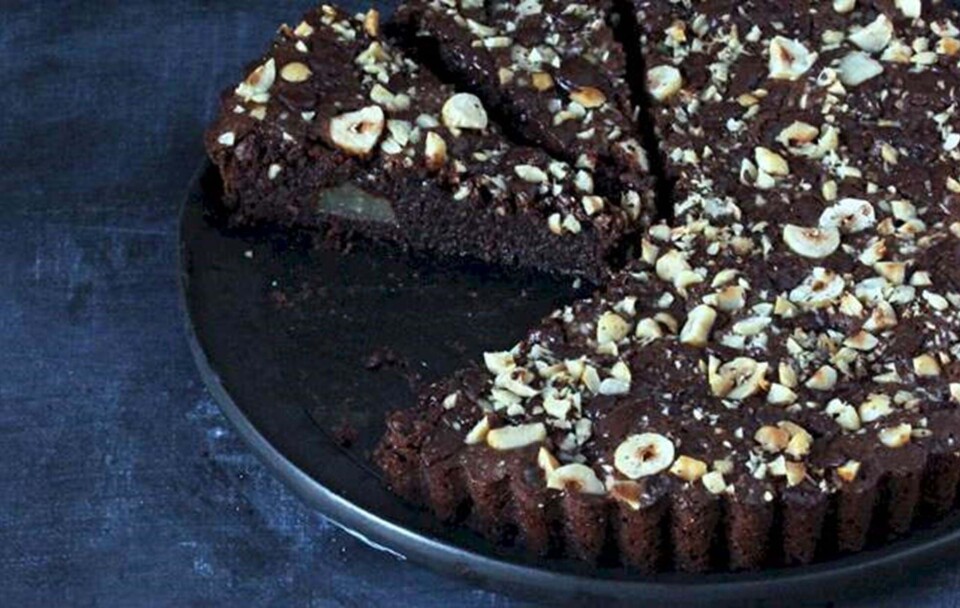 Glutenfri chokoladekage med pærestykker og hasselnødder