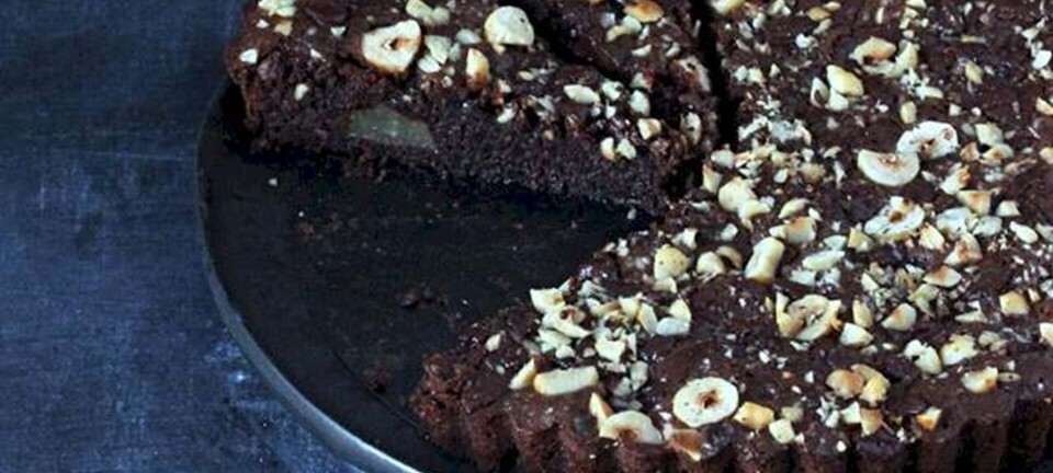Chokoladekage med pærer og hasselnødder