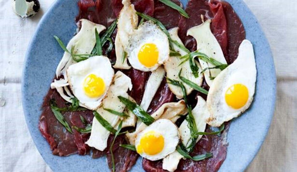 Opskrift på kalvecarpaccio med vagtelæg og svampe