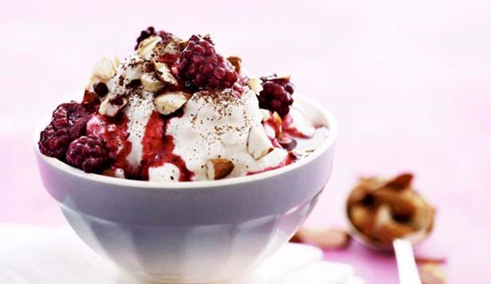 Skyr med brombær, hytteost og mandler